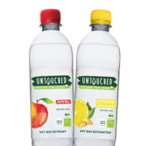 links UNTOUCHED Bio-Mineralwasser mit Apfel, rechts UNTOUCHED Bio-Mineralwasser mit Zitrone Ingwer